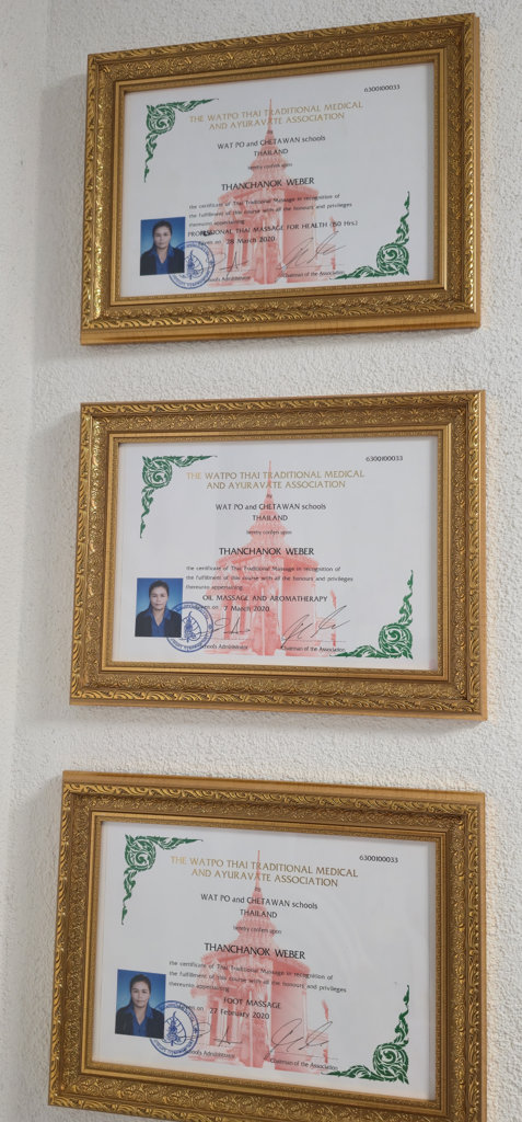 Nai's Diplome im Studio